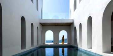 Santo by the Sea – Giấc mơ màu lam qua những vòm cửa