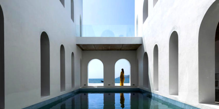 Santo by the Sea – Giấc mơ màu lam qua những vòm cửa