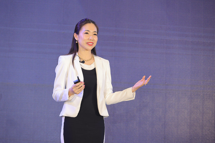 Bà Alicia Cheong - Nhà Đồng sáng lập và COO của Geniebook giới thiệu các sản phẩm của Geniebook tại sự kiện.
