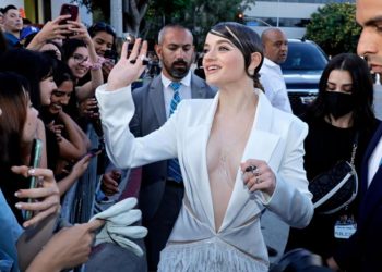 Ngôi sao Bullet Train Joey King tỏa sáng trên thảm đỏ với thiết kế của Công Trí - 3