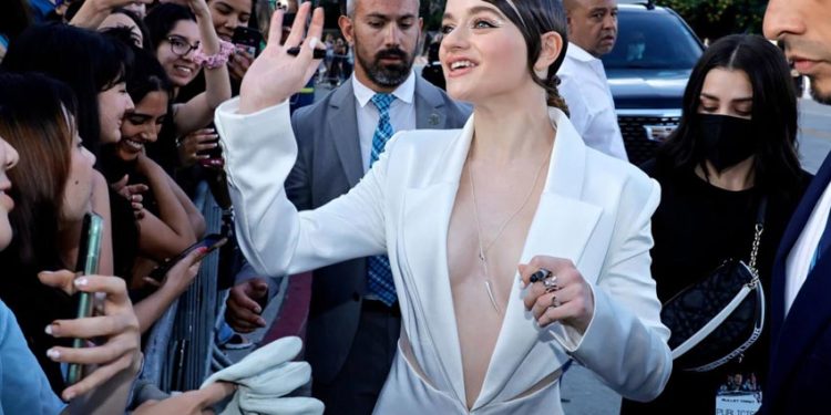 Ngôi sao Bullet Train Joey King tỏa sáng trên thảm đỏ với thiết kế của Công Trí - 3