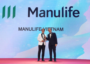 Ông Sang Lee (trái) Tổng Giám đốc Manulife Việt Nam nhận cúp vinh danh từ Ban tổ chức