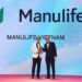Ông Sang Lee (trái) Tổng Giám đốc Manulife Việt Nam nhận cúp vinh danh từ Ban tổ chức