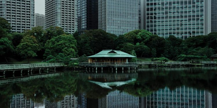 Trong mối tương quan láng giềng