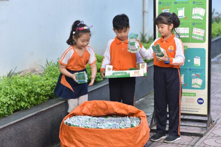Thí điểm mô hình thu mua vỏ hộp giấy đựng đồ uống trong cộng đồng - 1
