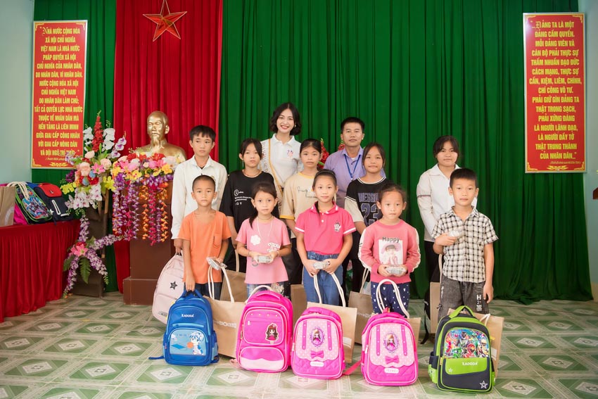 Hoa hậu Nông Thuý Hằng khởi đầu hành trình khuyến học tại Hà Giang - 1