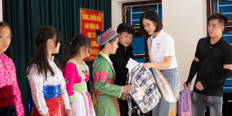 Hoa hậu Nông Thuý Hằng khởi đầu hành trình khuyến học tại Hà Giang - 2