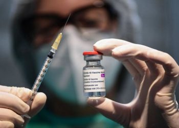 Mũi vắc xin nhắc lại của AstraZeneca cung cấp khả năng bảo vệ cao trước biến thể Omicron - 1