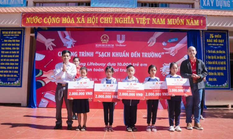 “Sạch khuẩn đến trường” đồng hành cùng 10.000 trẻ em vùng sâu, vùng xa bước vào năm học mới - 1