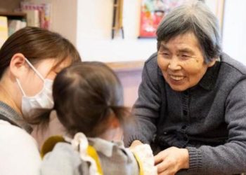 Viện dưỡng lão Nhật tuyển trẻ em đến vui chơi với người già