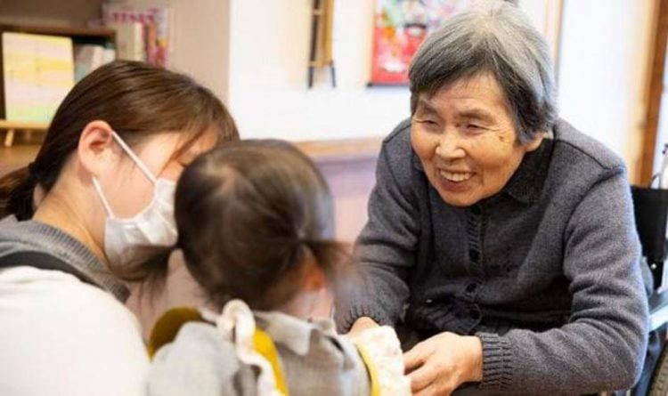 Viện dưỡng lão Nhật tuyển trẻ em đến vui chơi với người già