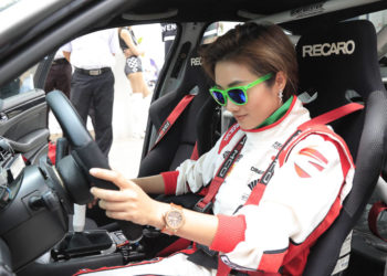 Nữ vận động viên Nguyễn Gia Bảo trong giải đua xe thể thao FIA Motorsport Games 2022 tại Pháp