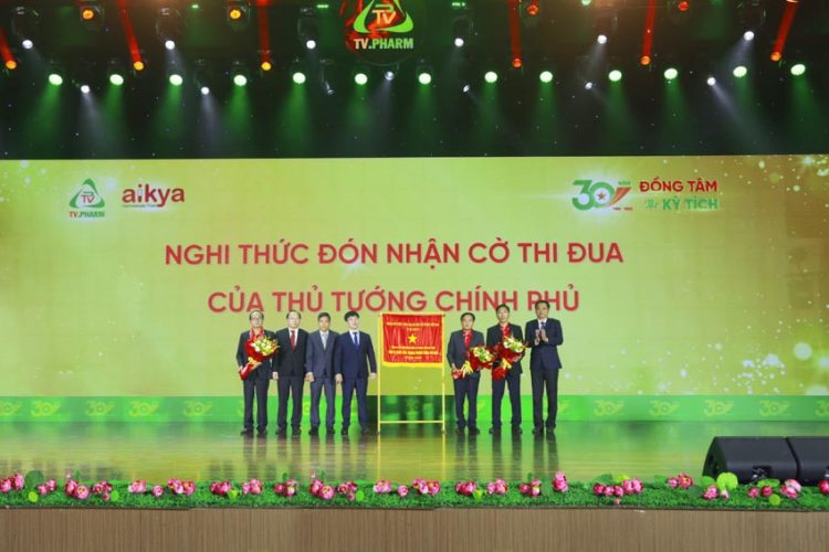 Công ty cổ phần Dược phẩm TV.PHARM đón nhận cờ thi đua Chính phủ và Kỷ niệm 30 năm thành lập