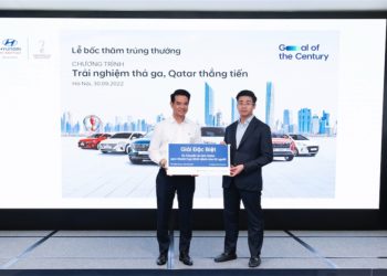 3 khách hàng lái thử xe Hyundai trúng cặp vé xem World Cup 2022