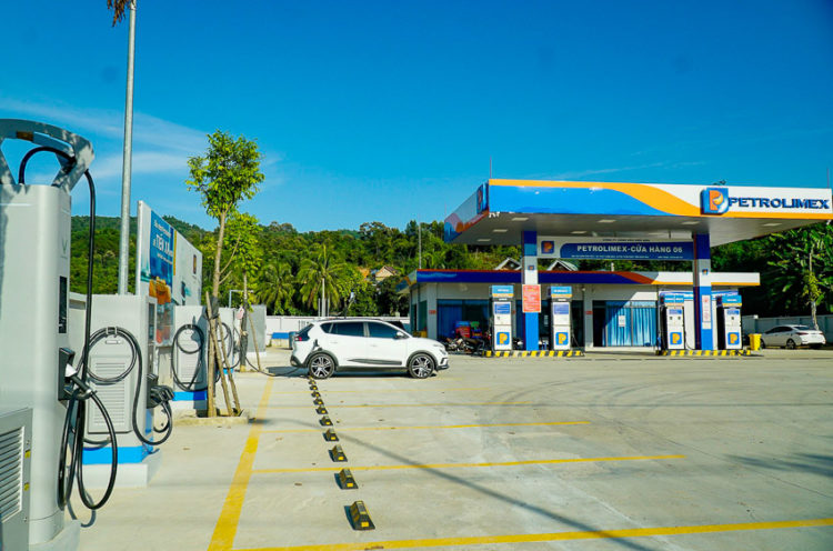 Vinfast và Petrolimex khai trương dịch vụ sạc xe điện tại hệ thống Petrolimex trên toàn quốc