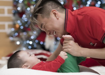 Đàm Vĩnh Hưng ngủ gật chăm con trai trong series “Nhật ký làm cha” 01