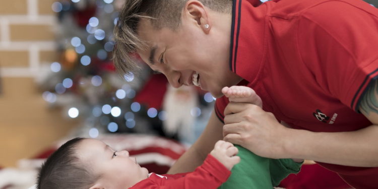 Đàm Vĩnh Hưng ngủ gật chăm con trai trong series “Nhật ký làm cha” 01