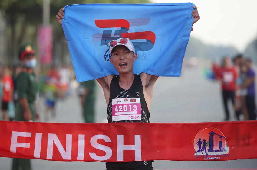 Hoàng Nguyên Thanh (Bình Phước) vô địch cự ly Marathon 42.195km - 4
