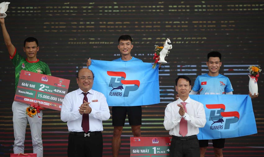 Hoàng Nguyên Thanh (Bình Phước) vô địch cự ly Marathon 42.195km - 9