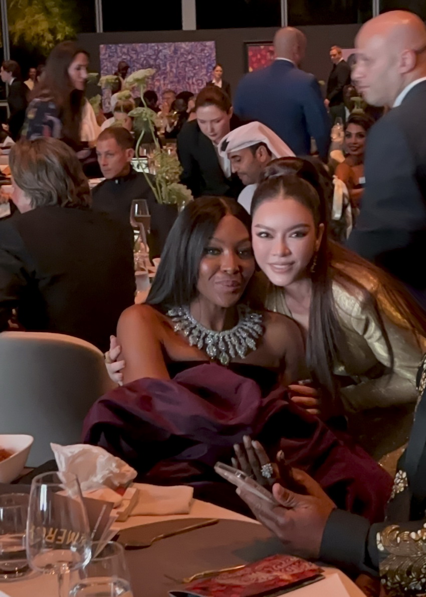 Naomi Campbell - Lý Nhã Kỳ ôm hôn thắm thiết tại dạ tiệc của công chúa Qatar 1