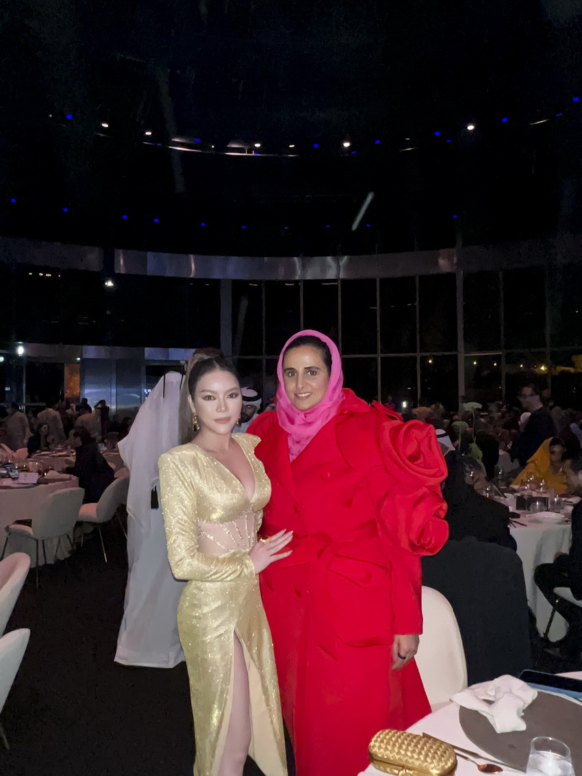 Naomi Campbell - Lý Nhã Kỳ ôm hôn thắm thiết tại dạ tiệc của công chúa Qatar 4