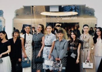 Châu Bùi, Minh Tú, Thảo Nhi Lê, H'Hen Niê và Quỳnh Anh Shyn đón Giáng sinh sớm tại Singapore - 4