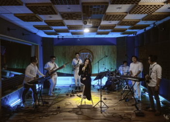 Hồ Ngọc Hà thực hiện bản live Cô Đơn Trên Sofa dành tặng khán giả 1