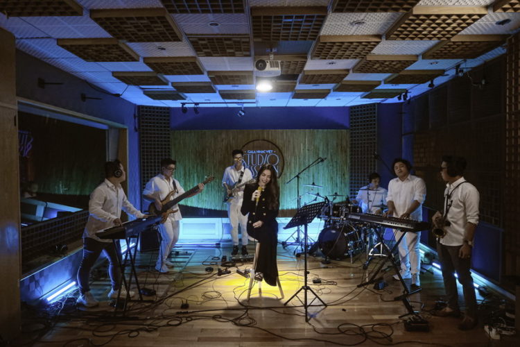 Hồ Ngọc Hà thực hiện bản live Cô Đơn Trên Sofa dành tặng khán giả 1