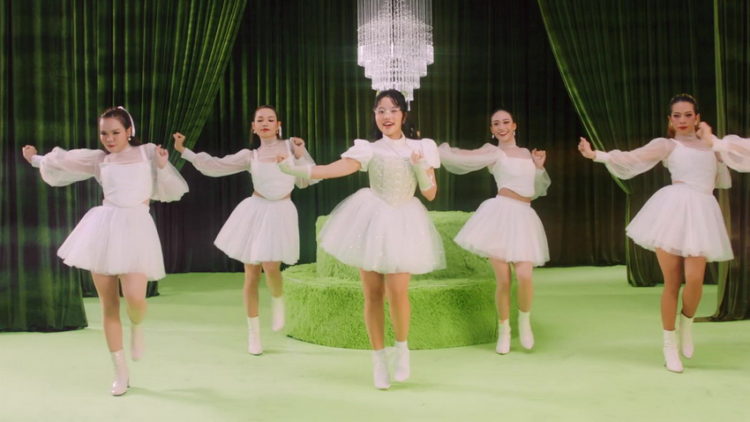 Phương Mỹ Chi 'lạ mắt' với hình tượng mới trong MV Dư ÂM 1