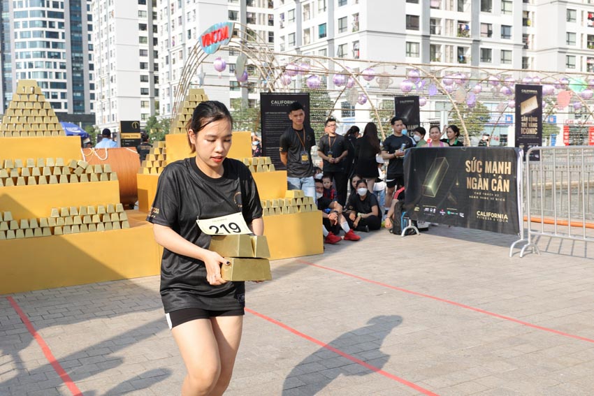 Hơn 1.000 người tham gia thử thách săn lùng thẻ vàng tại Hà Nội - 7