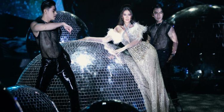 NTK Đỗ Long ra mắt BST Obsession lấy cảm hứng từ đêm tiệc thập niên 70 - 2