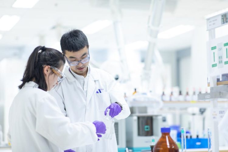 Các chuyên gia y tế kêu gọi thay đổi trong xét nghiệm ung thư phổi để đáp ứng đặc điểm của bệnh nhân Việt Nam và châu Á - 1