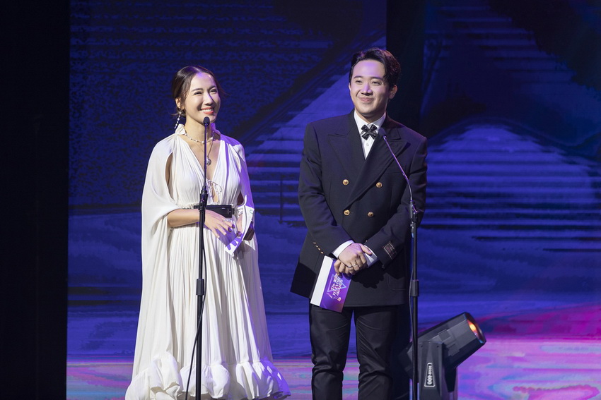 Trấn Thành cùng em gái Uyển Ân đến thảm đỏ Giải thưởng truyền hình Châu Á 2022 5