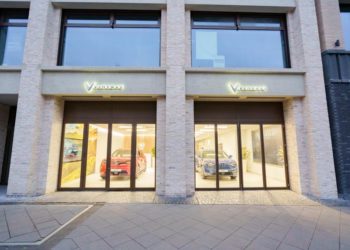 Vinfast khai trương 2 cửa hàng đầu tiên tại Cologne và Paris - 1