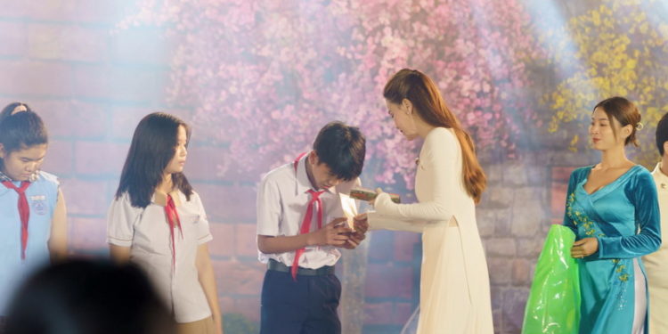 Cẩm Ly, Hồ Ngọc Hà diện áo dài trao 700 phần quà đến Trẻ em đón Tết 4