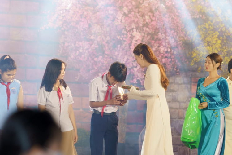 Cẩm Ly, Hồ Ngọc Hà diện áo dài trao 700 phần quà đến Trẻ em đón Tết 4