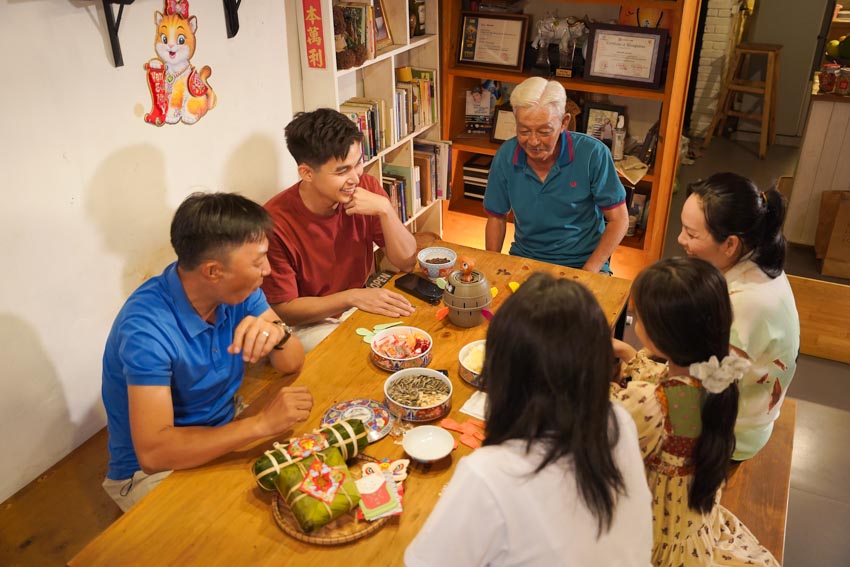 Gia đình ba thế hệ của Jun Phạm cùng đoàn viên đón Tết - 3