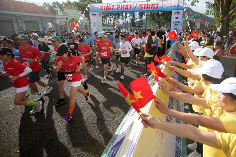 Vua và Nữ Hoàng leo núi Bà Rá Hoàng Nguyên Thanh và Phạm Thị Hồng Lệ - 4