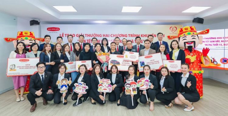 Dai-ichi Life Việt Nam trao giải cho khách hàng trúng thưởng chương trình khuyến mại trong năm 2022 - 2