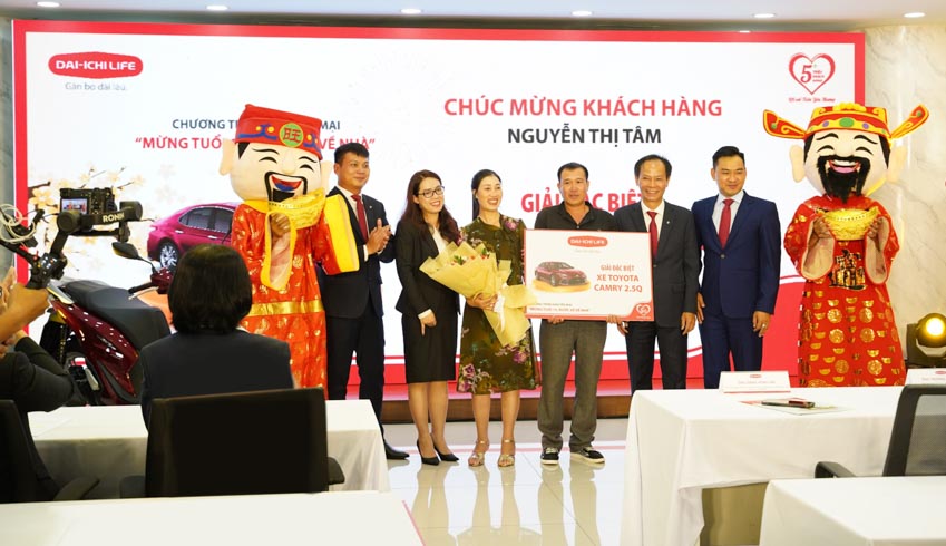 Dai-ichi Life Việt Nam trao giải cho khách hàng trúng thưởng chương trình khuyến mại trong năm 2022 - 4