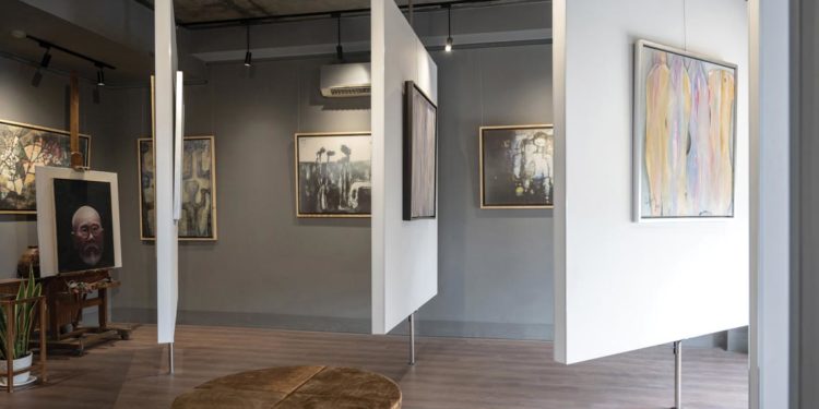 'Về ngủ giữa tranh tôi'