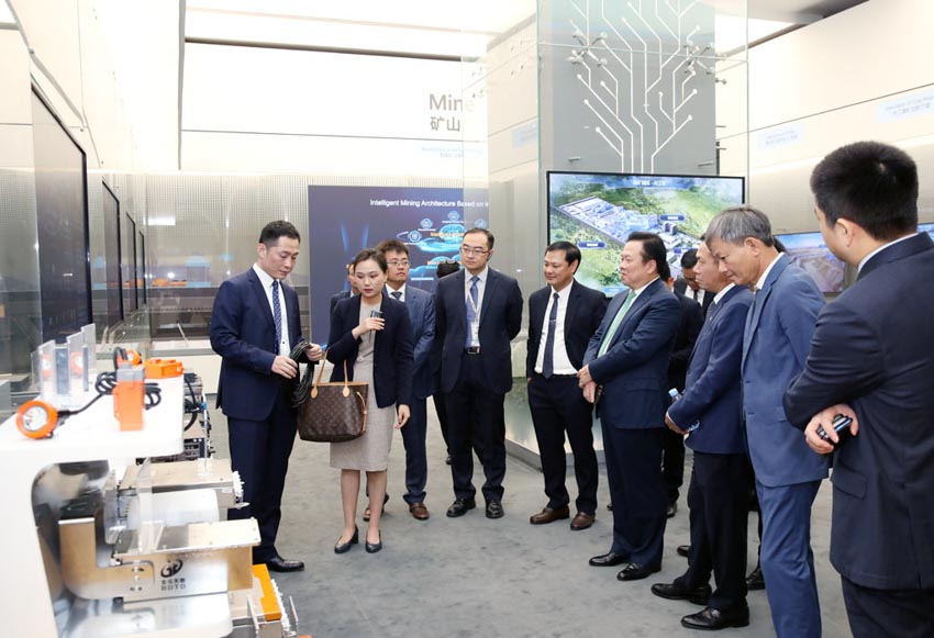 Ủy ban và các doanh nghiệp làm việc với Tập đoàn Huawei - 2