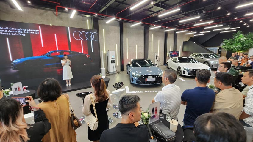 Audi ra mắt mẫu xe điện Audi RS e-tron GT và khai trương phòng chờ sạc nhanh đầu tiên tại Việt Nam - 7