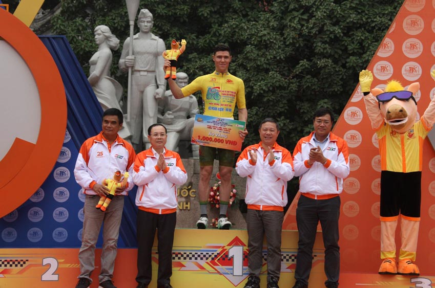 Tay đua trẻ Phạm Lê Xuân Lộc đội Quân Khu 7 đoạt cả 3 áo Xanh, áo Trắng và áo Cam, Áo vàng Petr Rikunov - 1