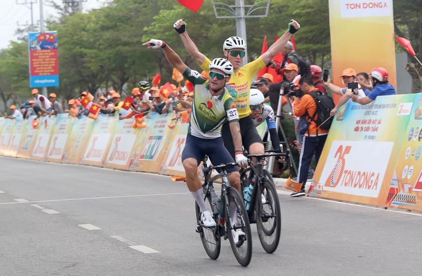 Cúp Xe đạp HTV – Tôn Đông Á lần thứ 35: Roman Maikin thắng chặng, áo cam đổi chủ - 11