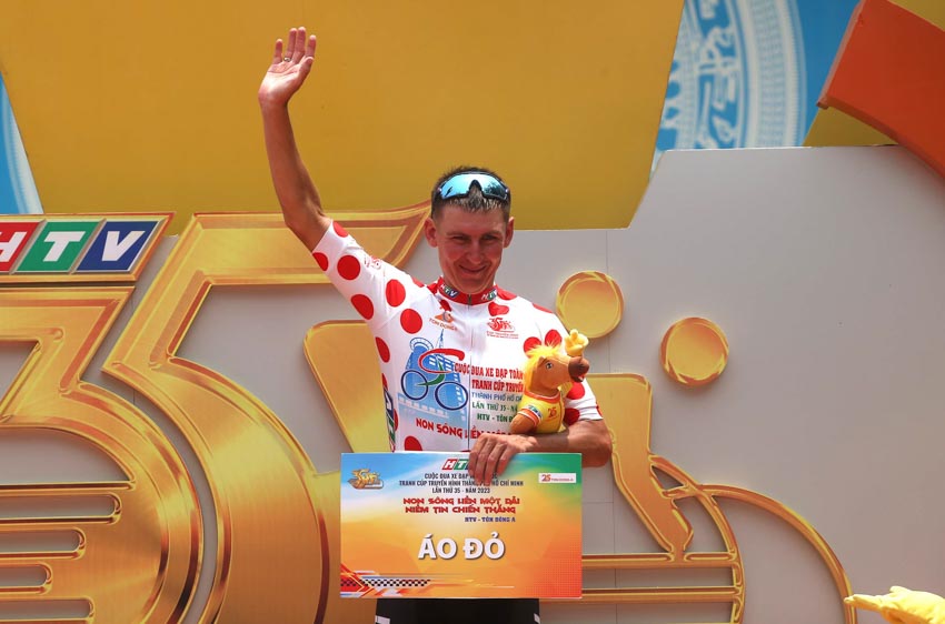 Cúp Xe đạp HTV – Tôn Đông Á lần thứ 35: Roman Maikin thắng chặng, áo cam đổi chủ - 13