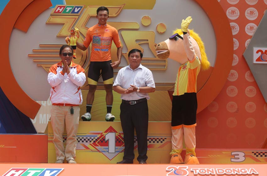 Cúp Xe đạp HTV – Tôn Đông Á lần thứ 35: Roman Maikin thắng chặng, áo cam đổi chủ - 14