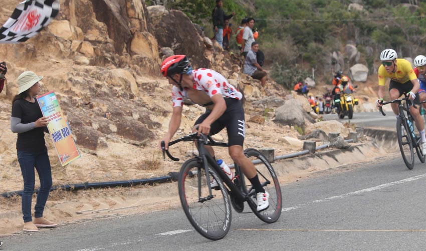 Cúp Xe đạp HTV – Tôn Đông Á lần thứ 35: Roman Maikin thắng chặng, áo cam đổi chủ - 6