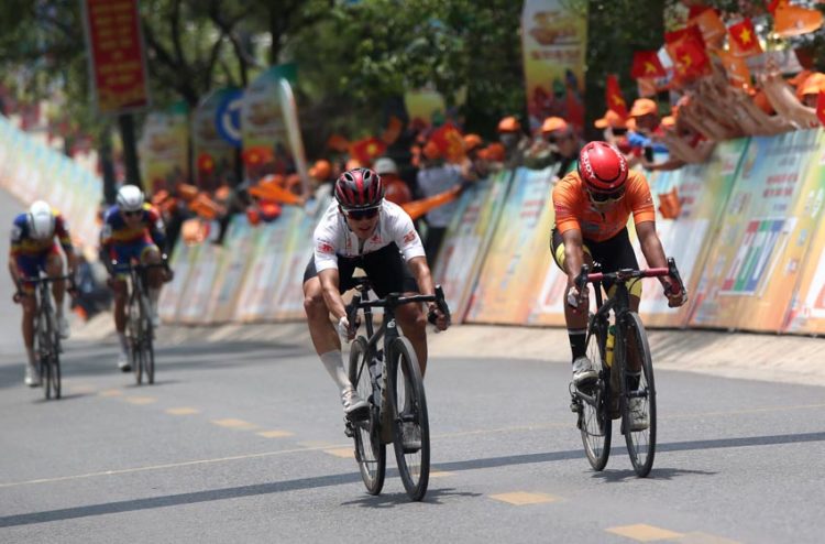 Cúp Xe đạp HTV – Tôn Đông Á lần thứ 35: Áo chấm đỏ 'Vua leo núi' thuộc về Igor Frolov đội Vinama TP.HCM - 12