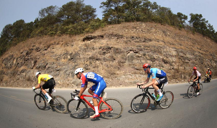 Cúp Xe đạp HTV – Tôn Đông Á lần thứ 35: Áo chấm đỏ 'Vua leo núi' thuộc về Igor Frolov đội Vinama TP.HCM - 9